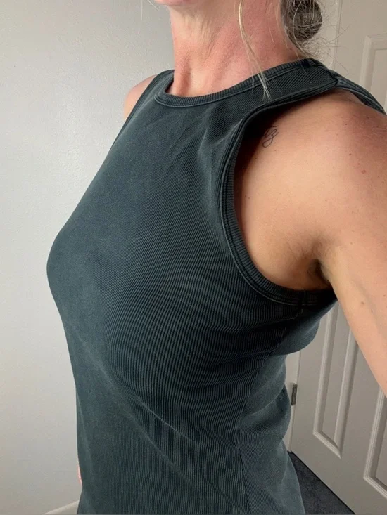 Ribbed sleeveless bodycon tank dress, feat. figure-hugging silhouette size Large - Picture 4 of 10